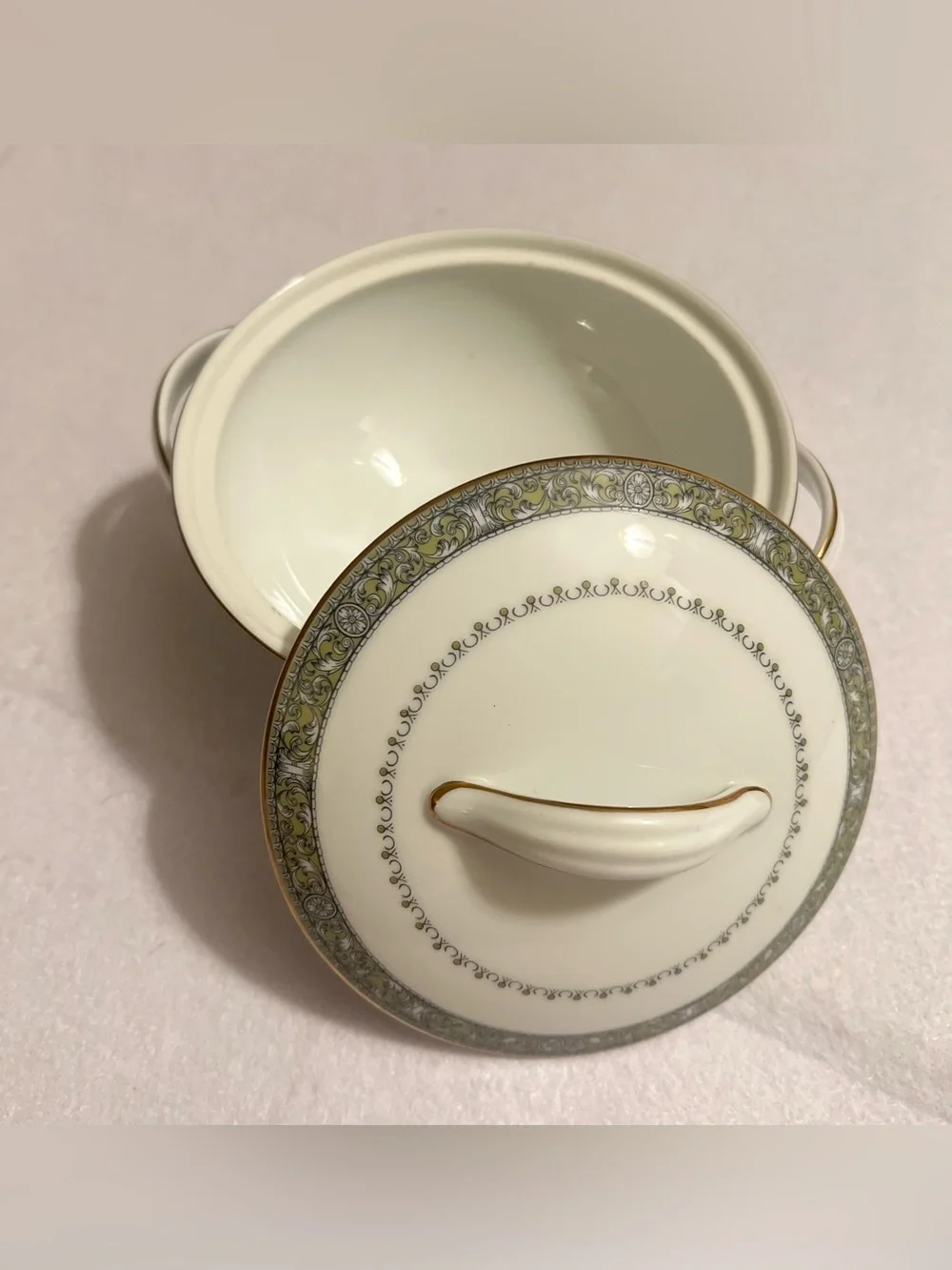 Vintage Noritake  Thurston 6871 Lidded Round Vegetable Bowl Gold Trim , Japan